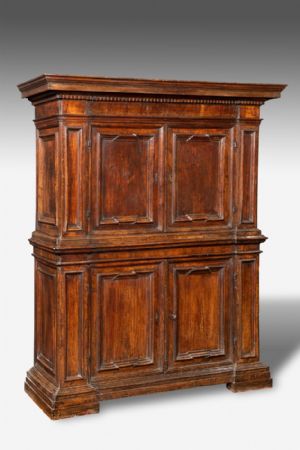 Rare armoire à deux corps États pontificaux 17e siècle
    