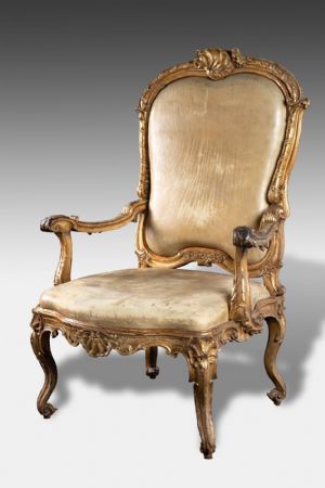 Fauteuil en bois sculpté et doré du XVIIIe siècle