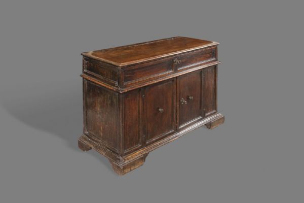 Pequena credenza emiliana do século XVII