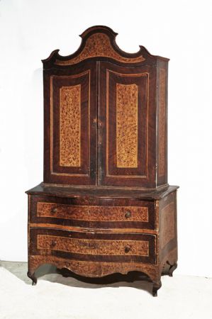 Rare cabinet à deux corps laqué Modène XVIIIe siècle
    