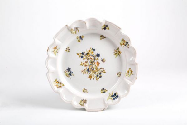 Редкая тарелка из майолики Сассуоло, мануфактура Даллари, 18 век
    